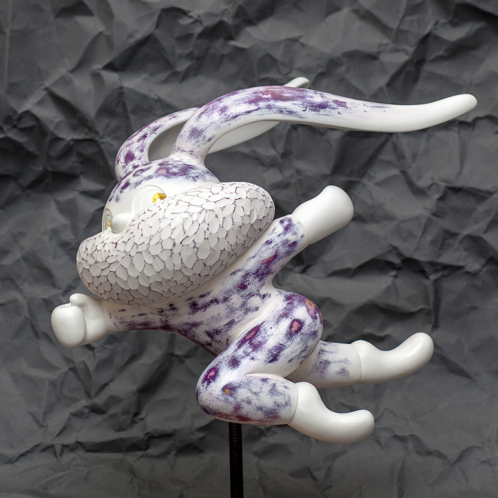 The artwork 'HOPE SPRINGS ETERNAL series' by Yusuke Ochiai features an abstract resin sculpture with curving white forms adorned with purple speckled patterns. The central body showcases a crackled texture in white, complemented by flowing tentacle-like extensions. The piece combines smooth and textured surfaces, finished with spray paint and 22k gold leaf details, mounted against a dark background.